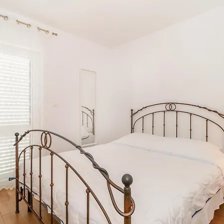 Amazing In With Kitchen Apartment *